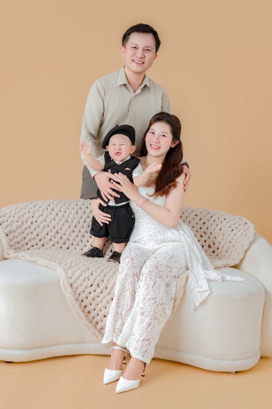 Gia đình chụp ảnh tông kem tại BEO STUDIO