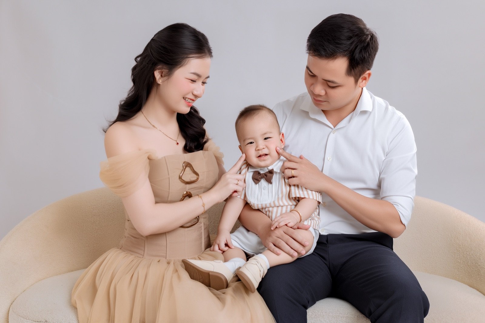 Gia đình ba mẹ và bé chụp tại studio