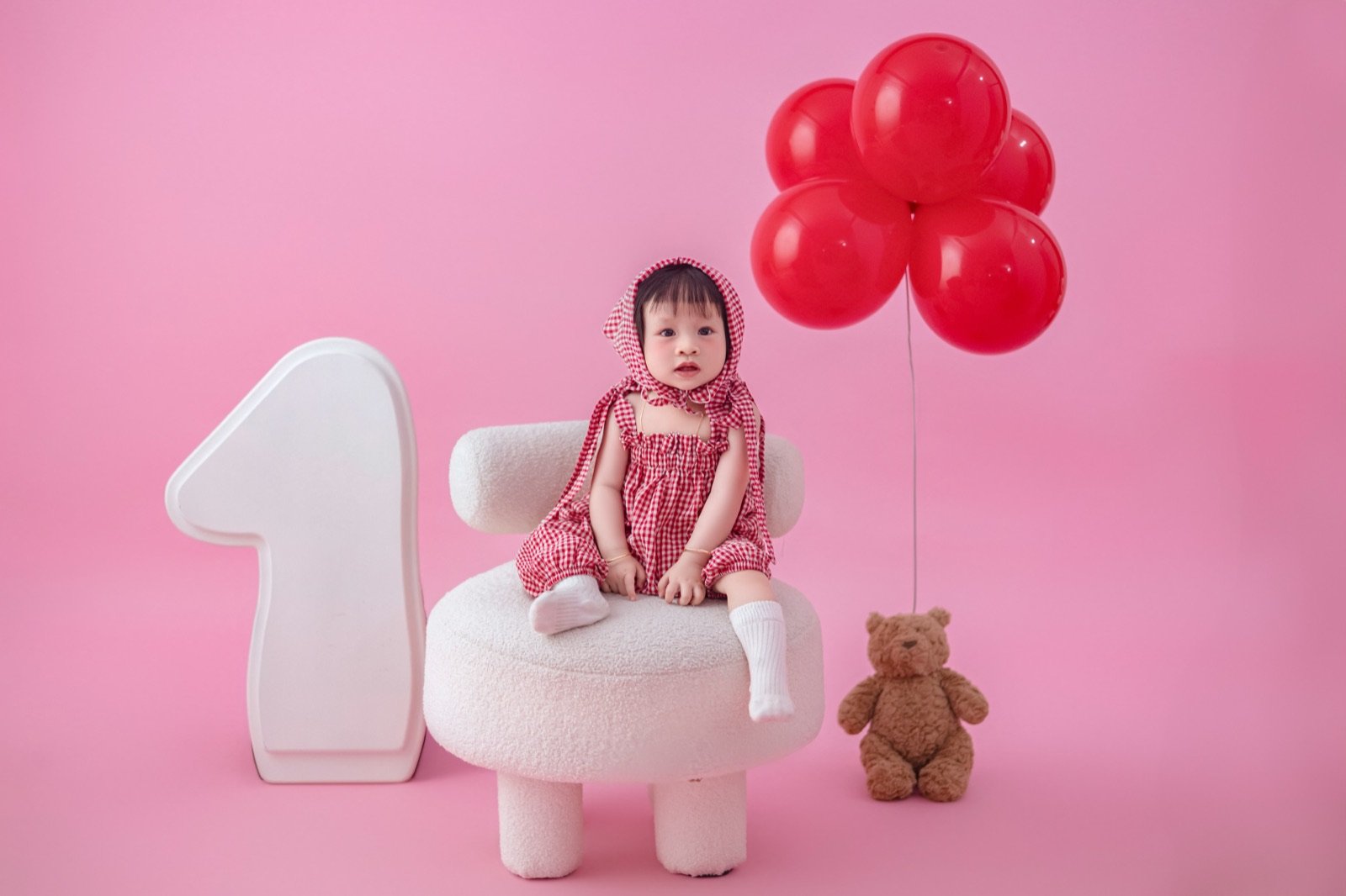 Bé gái chụp ảnh thôi nôi tông hồng