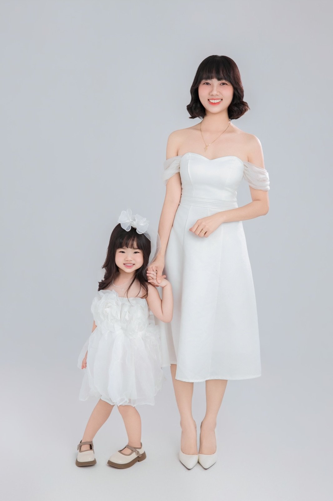 Mẹ và bé chụp ảnh váy trắng