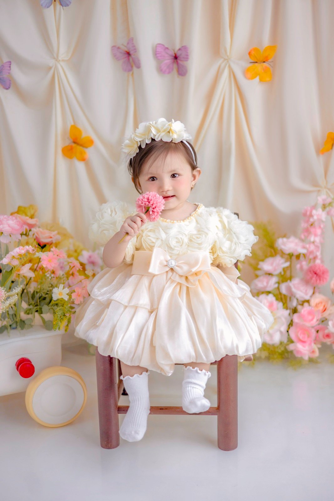 Bé gái đội vòng hoa, chụp tại BEO STUDIO